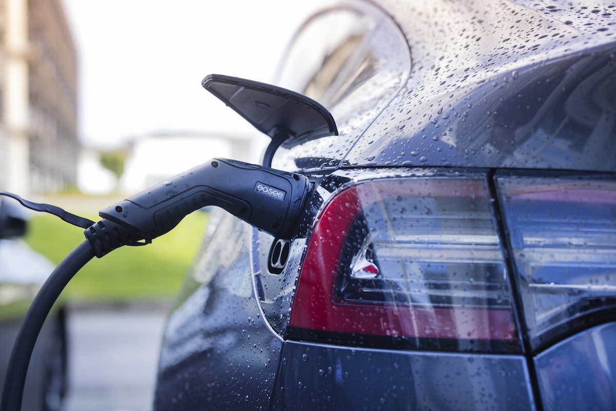 Bilde av el-bil på lading