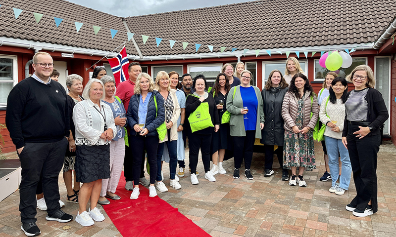 Vi ser femten ansatte i barnehagen står samlet til fellesbildet. 