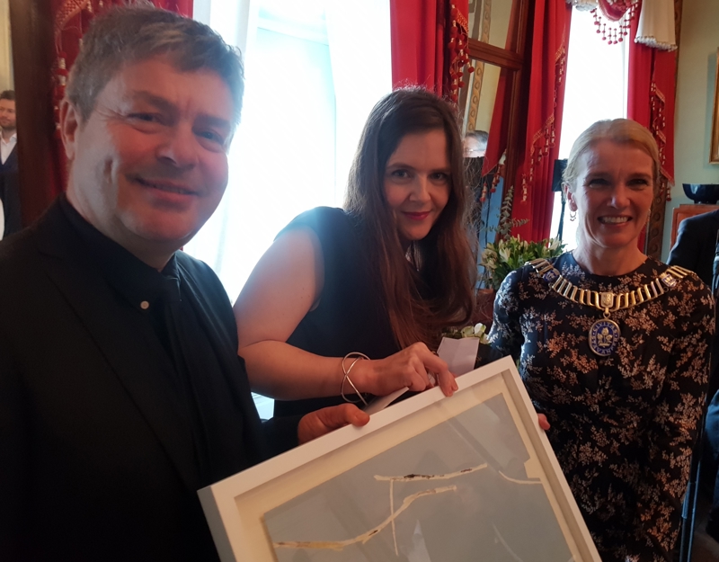 Bilde av kultursjef Arnfinn Bjerkestrand, forfatter Kristin Auestad Danielsen og ordfører Christine Sagen Helgø.