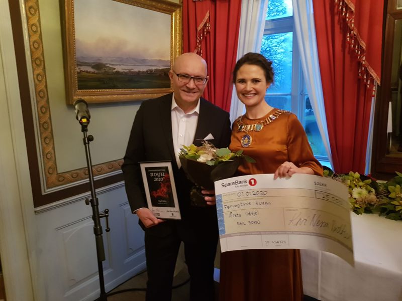Bilde av årets ildsjel Egil Bokn og ordfører Kari Nessa Nordtun.
