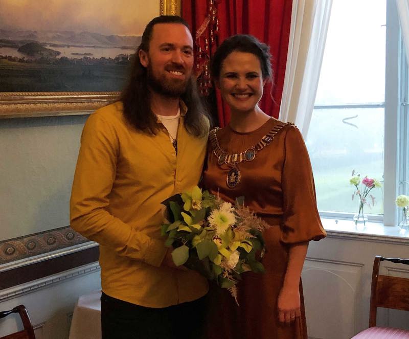 Årets stavangerkunstner John Derek Bishop og ordfører Kari Nessa Nordtun