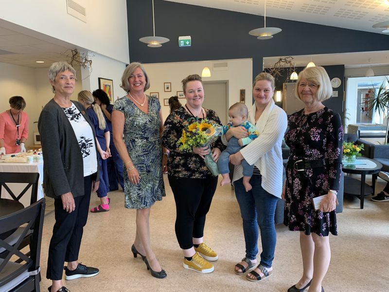 Gruppe på fem personer samlet på Boganes i anledning at kommunen overtar sykehjemmet. 