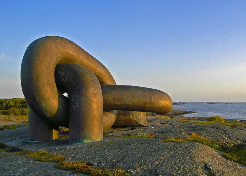 Bilde av monumentet "Brutt lenke" i Kvernevik