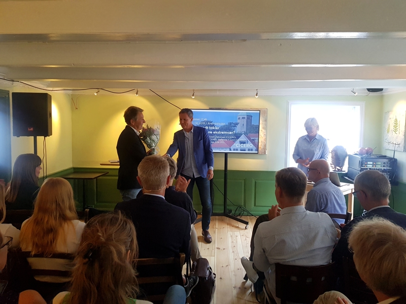 Bilde fra overrekkelsen