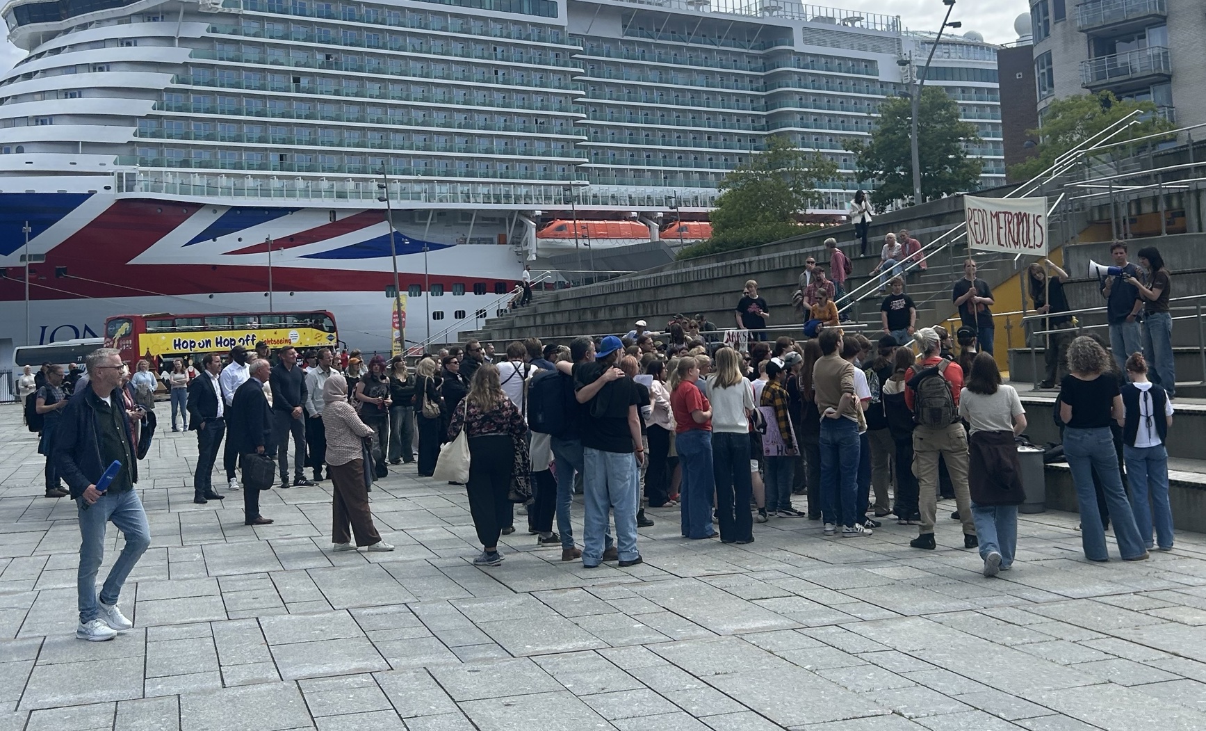 Bilde av politisk demonstrasjon i Stavanger utenfor konserthuset