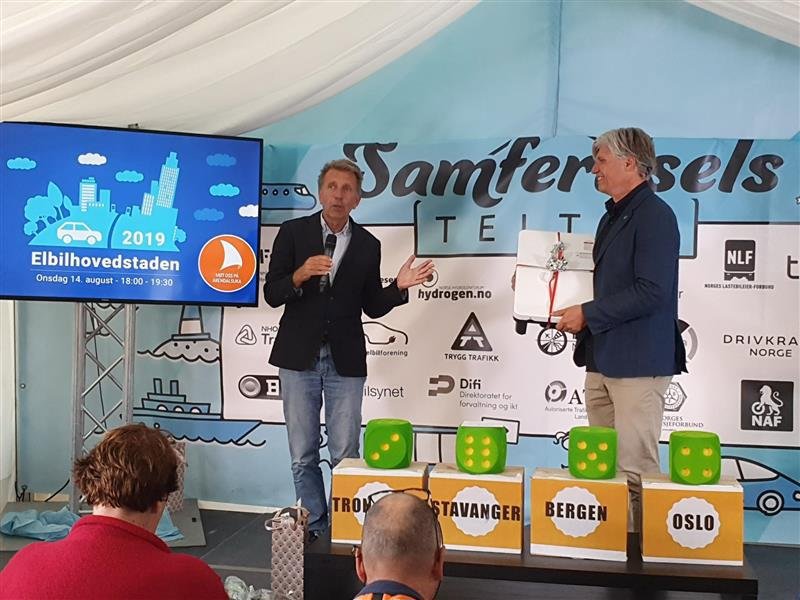 Bilde fra overrekkelsen