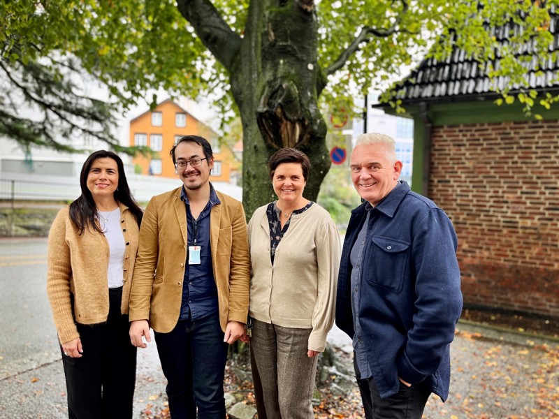 Bildet viser Monica Echeverri Arias, avdelingsleder merkantil og støtte, Kristoffer Tran, avdelingsleder Bosetting og oppfølging, Aslaug Elin S. Kleven, avdelingsleder for Introavdelingen, og Tor Arne Hartvigsen, som er virksomhetsleder for flyktningtjenesten i Stavanger. 
