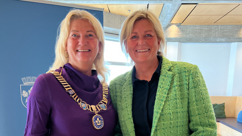 Ordfører Sissel Knudsen Hegdal og næringssjef Anne Woie.