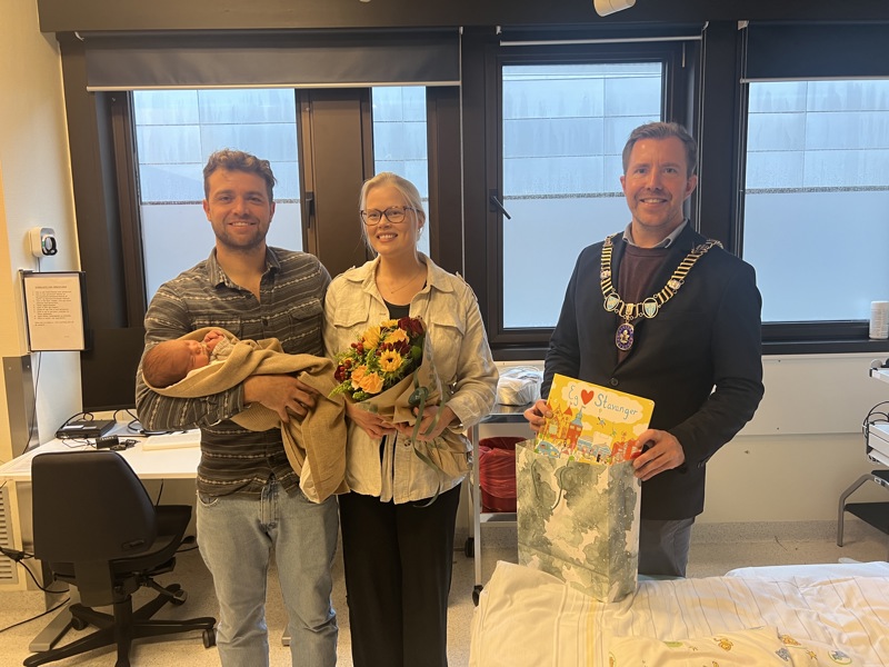 Far George Barran med Oliver, mor Ida Christiansen Hanstveit og ordfører Tormod Losnedal. 