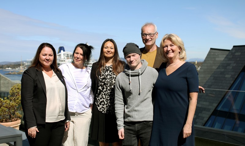 På bildet fra venstre: Stina Løkke direktør for helse og velferd, Hanne Kluge jobbspesialist, Anita Camilla Kvamsøe rådgiver i Stavanger kommune, Adam Berge HELT MED, Jarle Eknes daglig leder HELT MED og ordfører Sissel Knutsen Hegdal.  

 