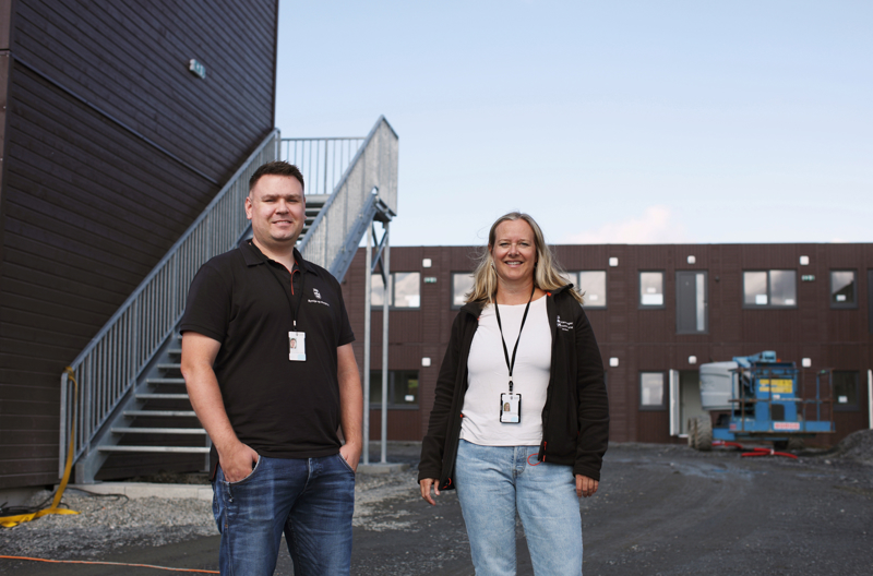 Egil-Andre Stokke og Beate Lea Håland foran modulbygget