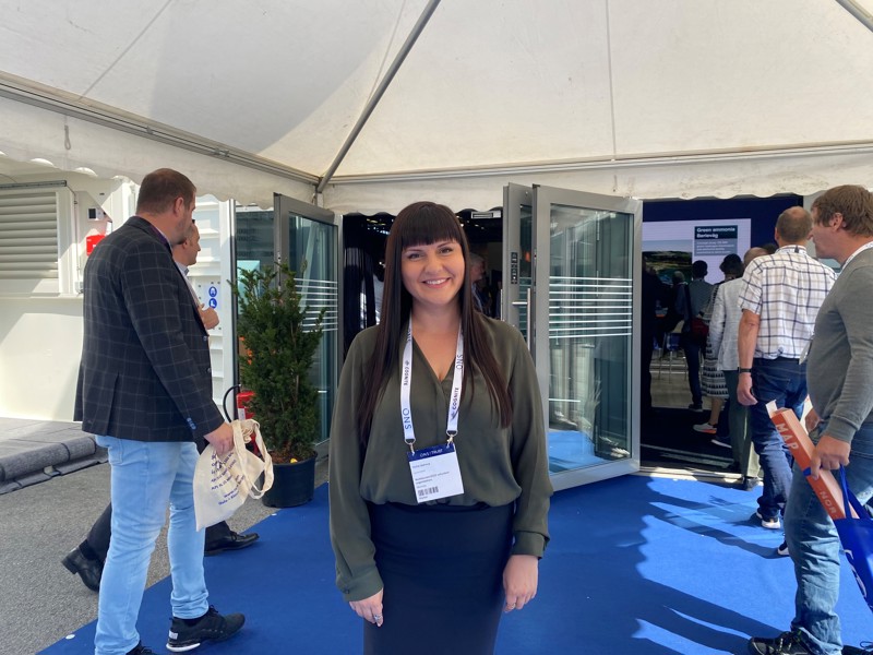 Julie Vetrova avbildet på ONS. Hun har langt mørkt hår og rett pannelugg. Julie har blå bluse og svart skjørt.