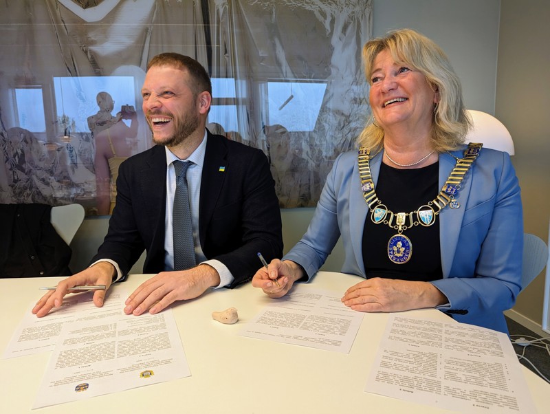 Varaordfører Vitalij Bielobrov i Kherson og ordfører Sissel Knutsen Hegdal.