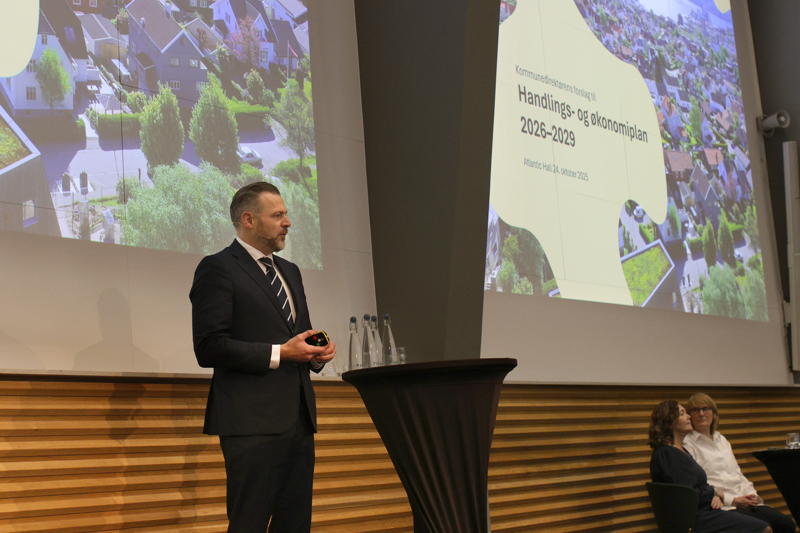 kommunedirektør Kjartan Møller legger frem HØP