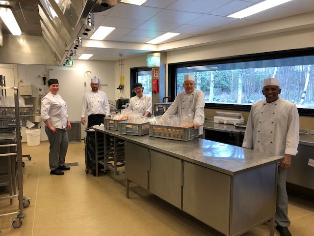 Betjeningen ved storkjøkkenet på Stokka har fulle dager, og produserer mat til mange av kommunens tjenster. Fra venstre: Elisabeth Lundmark Asbjørnsen, Aleksansdar Mladenovski, Olga Kvalevåg Vik, Jostein Olsen og Francis Xavier Soosaipillai