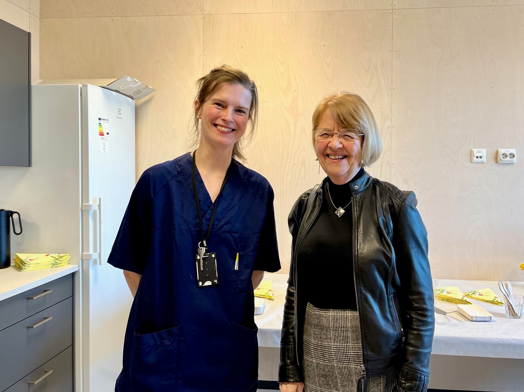 Bildet viser lege ved senteret og Eli Karin Fosse som er tilstede under åpningen. De smiler til fotografen.