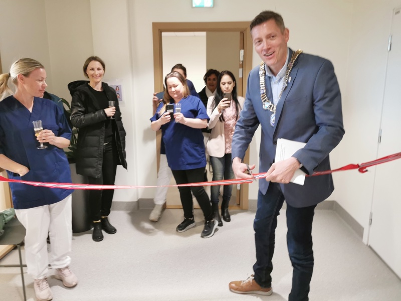 Bilde av Dag Mossige som klipper snoren på Lervig legesenter.