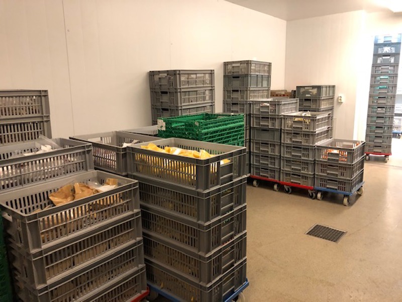 Lokale råvarer har ankommet storkjøkkenet på Stokka