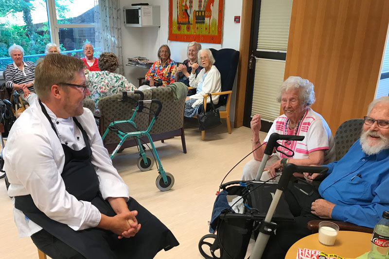 Magne Christensen fra Stavanger Byggdrift på besøk ved et sykehjem.