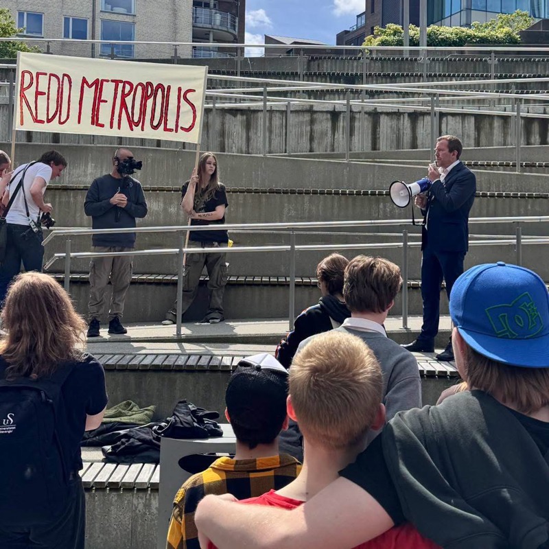 Ordfører Tormod W. Losnedal med megafon møter demonstranter. 