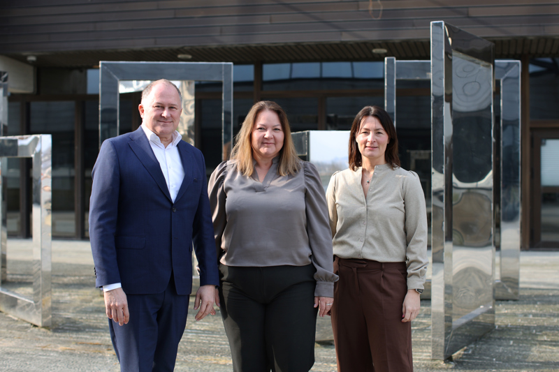 Kommunedirektør Per Kristian Vareide, Stina Løkke, og Kristine Skjøthaug avdelingsleder for e-helse 