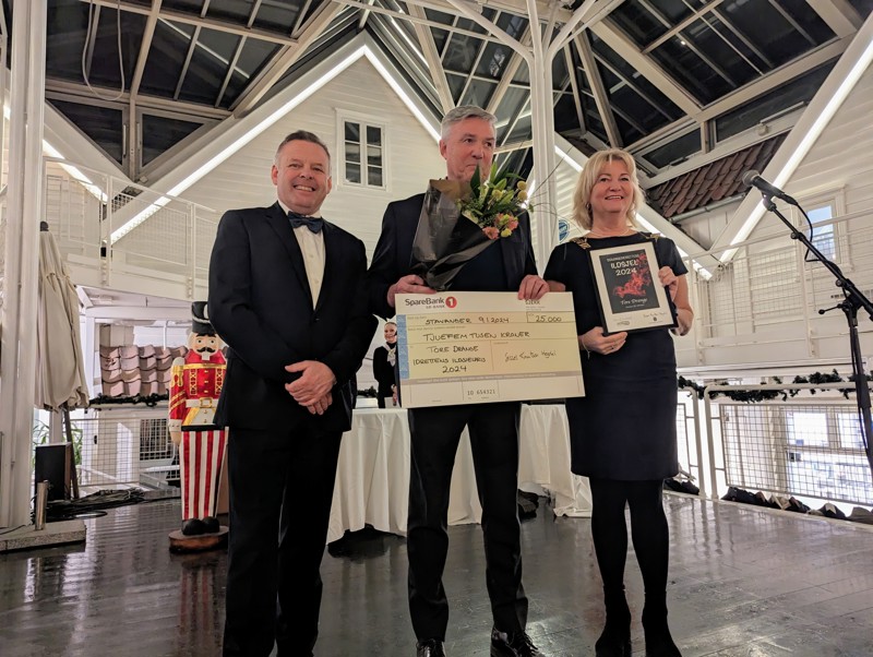 Bilde av varaordfører Henrik Halleland, prisvinner Tore Drange og ordfører Sissel Knutsen Hegdal.