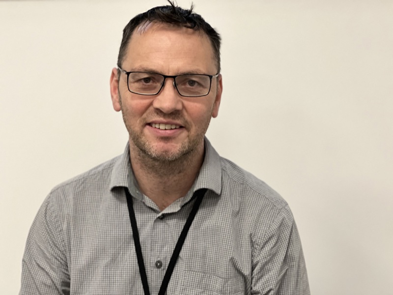 Portrettbilde av Rune Endresen. Han har kort mørkt hår og briller.