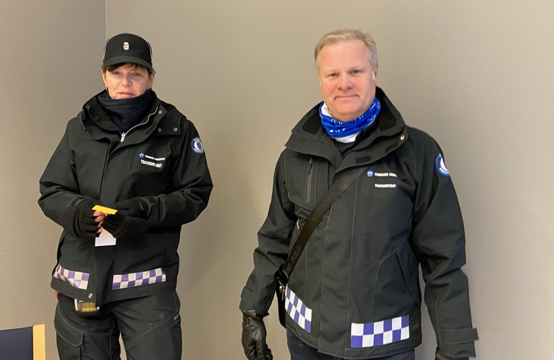 Stavanger parkering setter trafikkbetjentene sine inn som byvektere for å informere innbyggere om smittefare. 