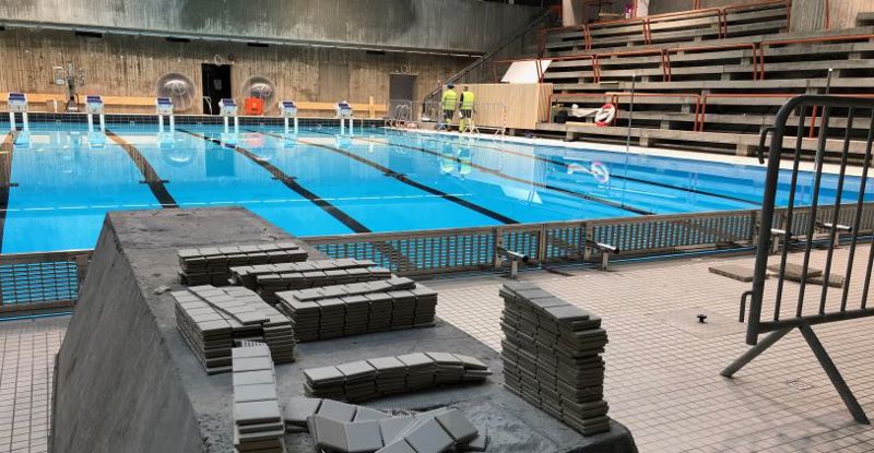 Uferdig stupebrett i svømmehallen