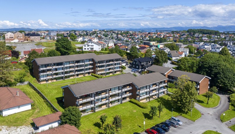 Bildet viser de tre blokkene fra luften, og deler av omgivelsene og bydelen rundt. Bildet er tatt med en drone. 