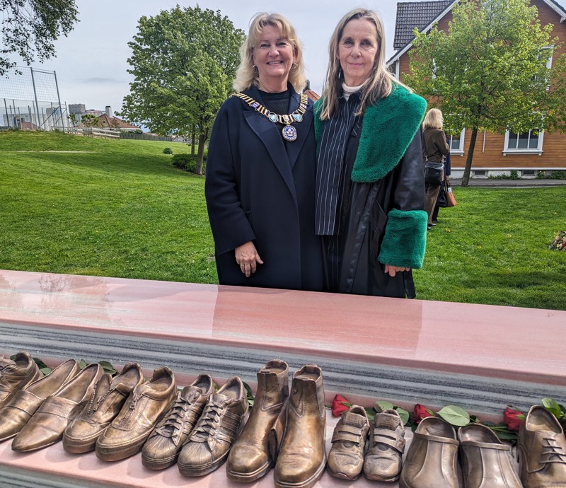 Bilde av ordfører Sissel Knutsen Hegdal og kunstner A K Dolven.