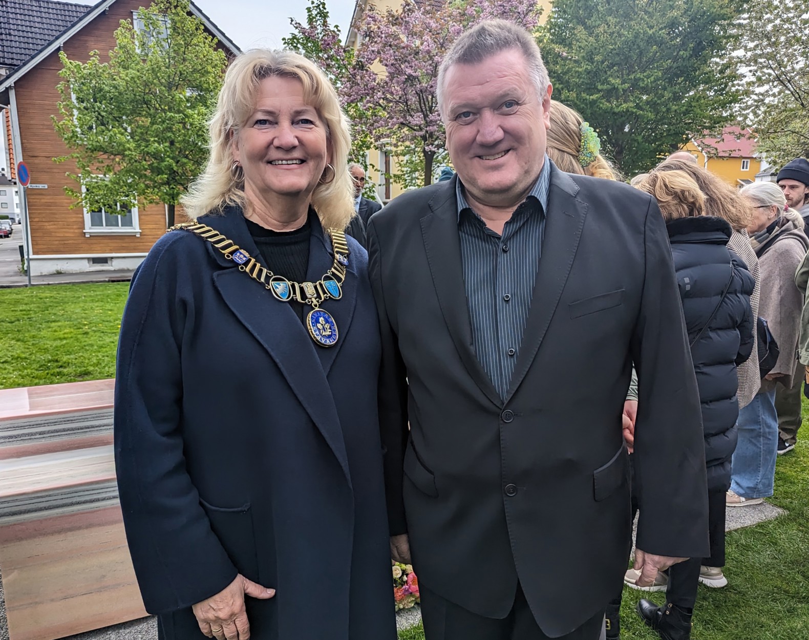 Bilde av ordfører Sissel Knutsen Hegdal og Tore Tjemsland