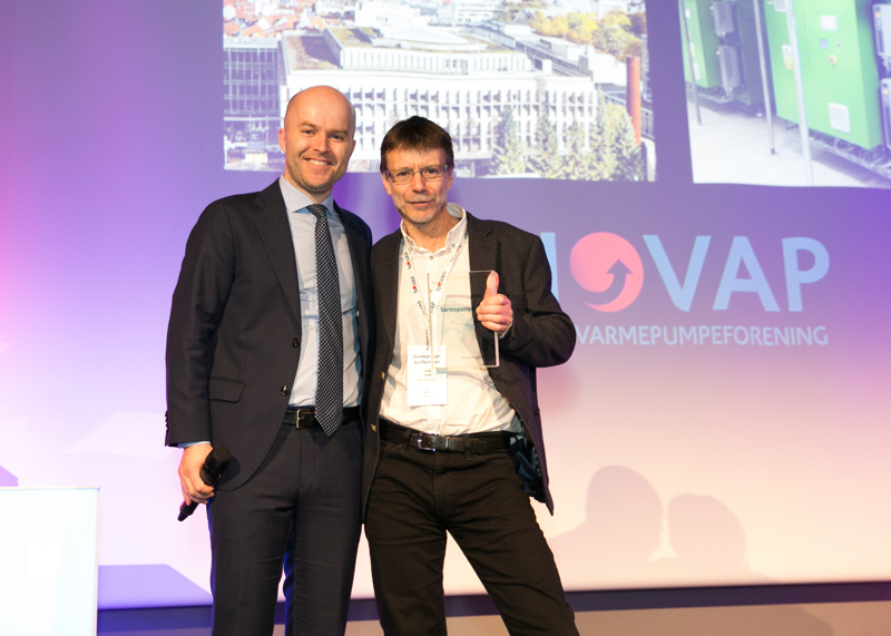 Prisutdeler Rolf Iver Mytting Hagemoen, daglig leder i Norsk Varmepumpeforening
sammen med Ernst Olsen, leder drifts- og energiseksjon, Stavanger kommune