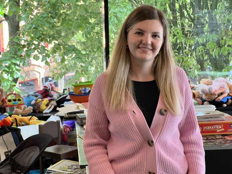 Portrettbilde av Victoriia. Hun har rosa jakke og langt lyst hår.