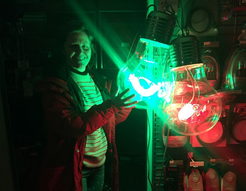 Prosjektleder Tina Aksnes lyssetter Hillevåg.