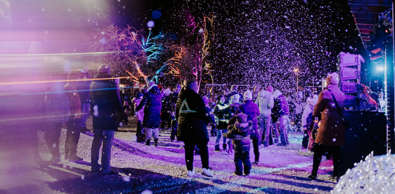 Barm og voksne under Vinterlys i Hillevåg, januar 2024. Foto: Line Owren.