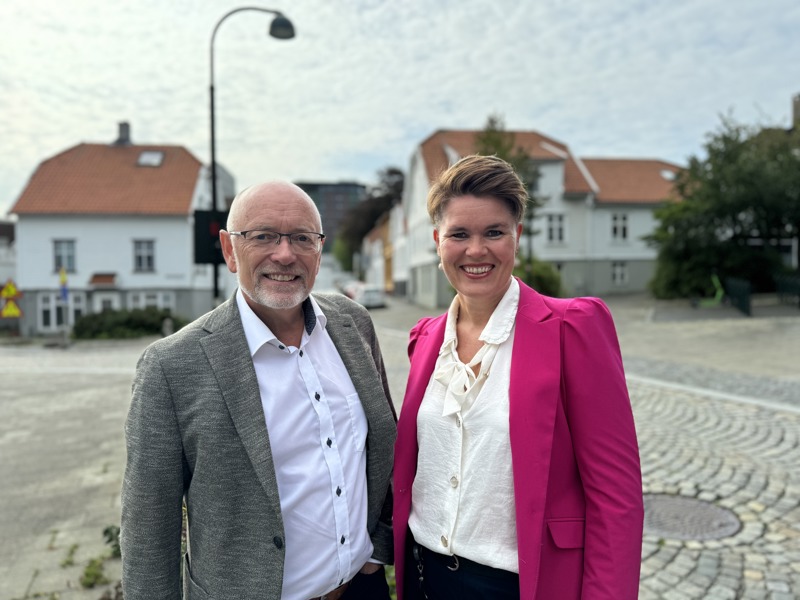 Direktør for innovasjon og støttetjenester Birger S. Clemetsen og avdelingssjef for regnskap og lønn Hanne Karin Fjelde Krog.