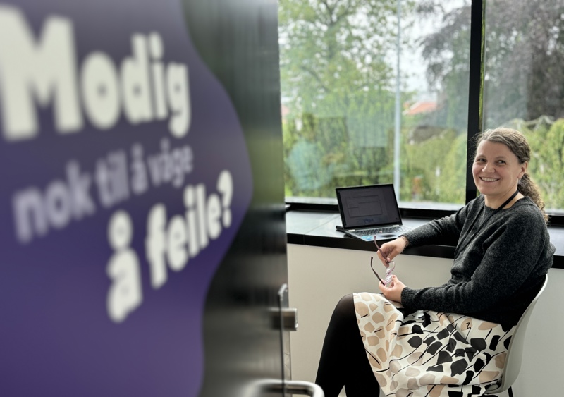 Bilde av Janne Sigbjørnsen Eie på kontoret i kommunen. Hun er konstituert direktør for økonomi og organisasjon i Stavanger kommune. 