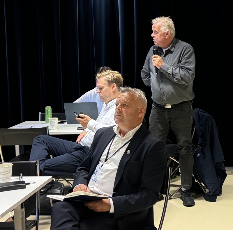 ALVOR: Varaordfører Henrik Halleland (KrF) ble orientert om den økonomiske situasjonen, her sammen med Leif Arne Moi Nilsen og Kristoffer Sivertsen (Frp)