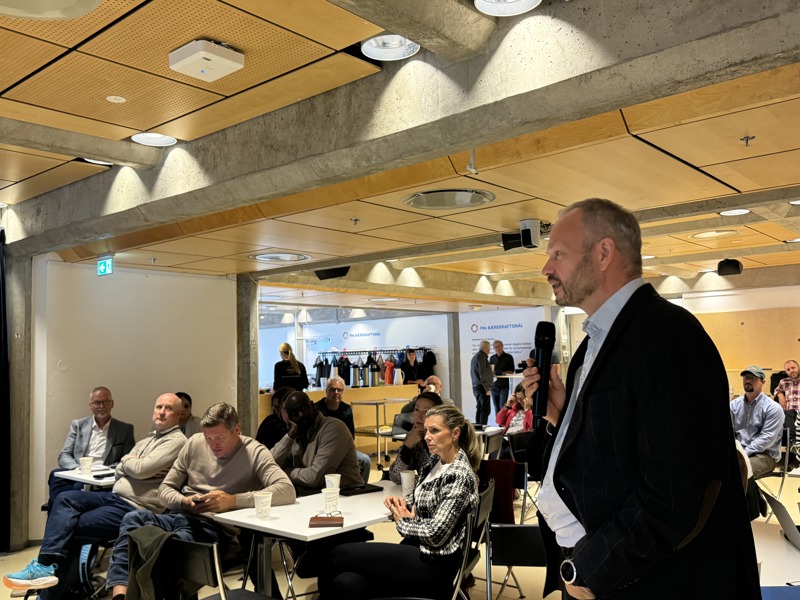 Høyres Kjell Erik Grøsfjeld var blant politikerne som benyttet anledningen til å spørre om budsjettarbeidet. I bakgrunnen Dag Mossige og Lotte Hansgaard (Ap)