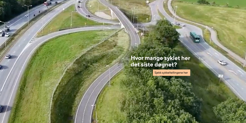 Dronebilde av sykkelstamveien på Forus, med teksten "Hvor mange bruker sykkelstamveien? Sjekk sykkelstatistikk her!"