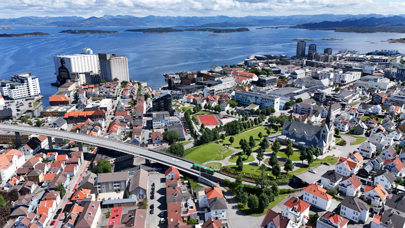 Dronefoto over Storhaug med St. Johannes kirke