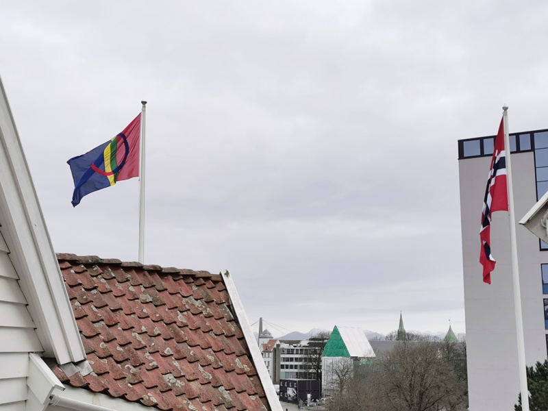 Sameflagget i rådhustrappene