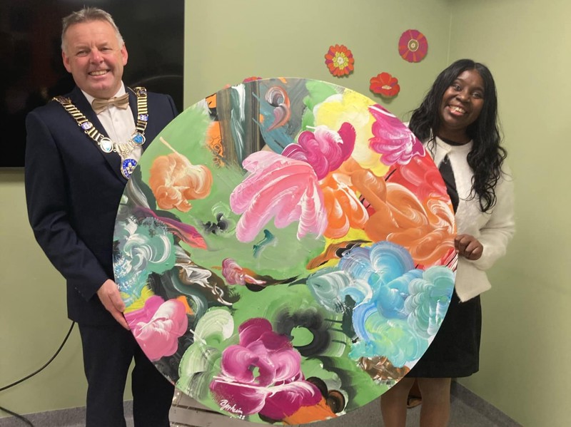 Bilde av varaordføreren og prisvinneren