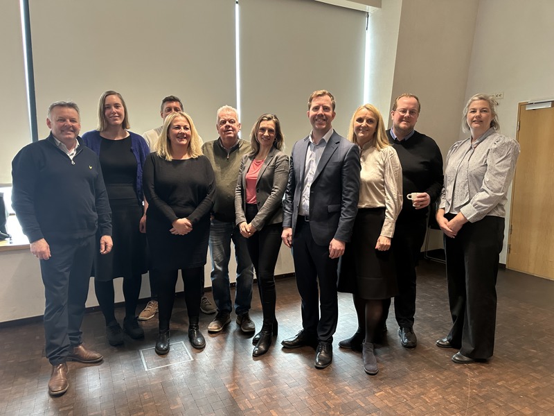 Medlemmer i kommuneutvalget står samlet