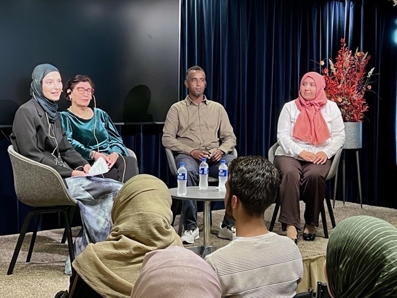 Fire deltakere i Sølvbergets valgskole på scenen under arrangementet.