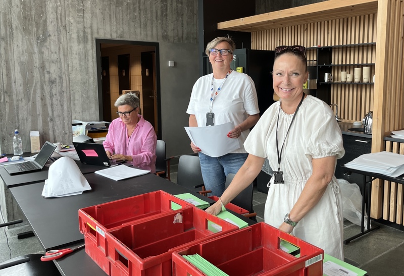 Valgarbeiderne i Stavanger har det travelt framover. Her jobber de med å sortere ut forhåndsstemmer til andre kommuner, slik at disse sendes rett kommune. Fra venstre: Martha Rødde, Inger Sørbø og Ine Charlotte-Charlotte H. Aarsund. 
