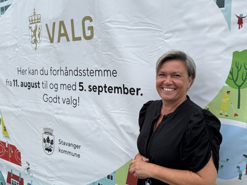 Martha Rødde, valgansvarlig i Stavanger, foran valgbrakken på Torget i Stavanger. 