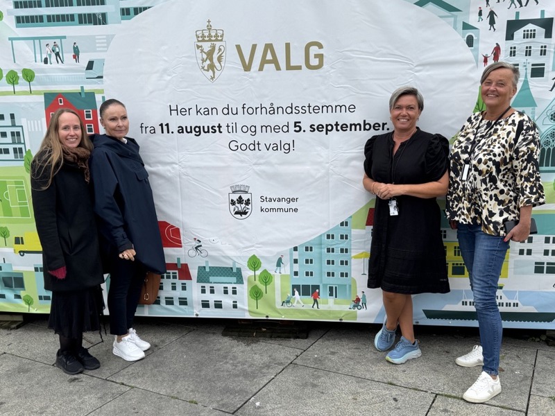 Valgmedarbeidere i Stavanger kommune foran valgbrakken. Fra venstre: Randi-Merete Lode, Ine-Charlotte H. Aarsund og Martha Rødde.