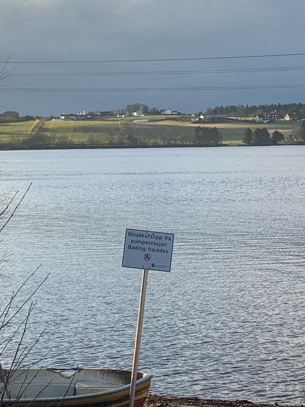 Bilde av et skilt som varsler om kloakkutslipp og at bading frarådes